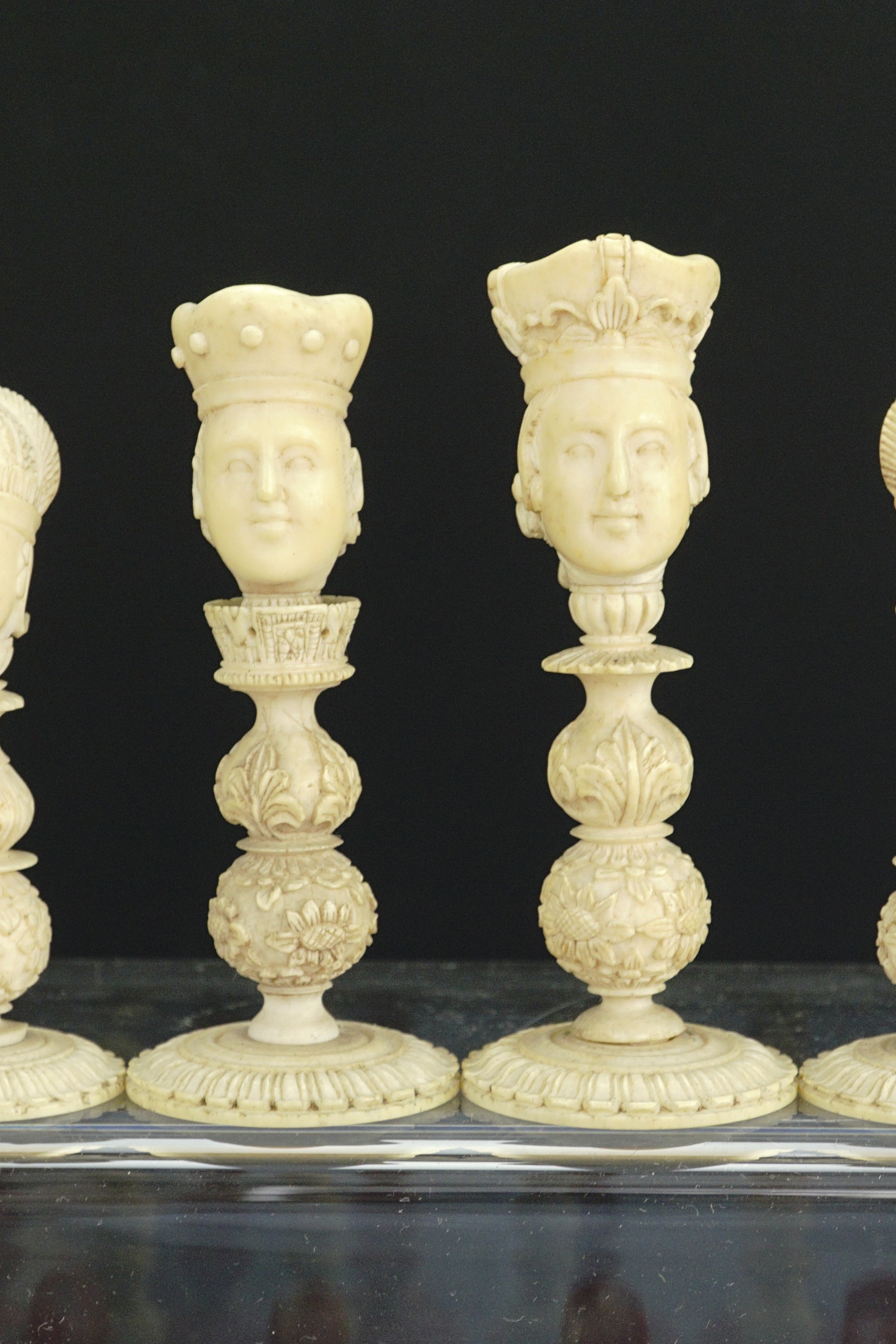 A late 18th / early 19th Century Chinese / Canton export ivory chess set, likely Macau, Kings - Image 3 of 7