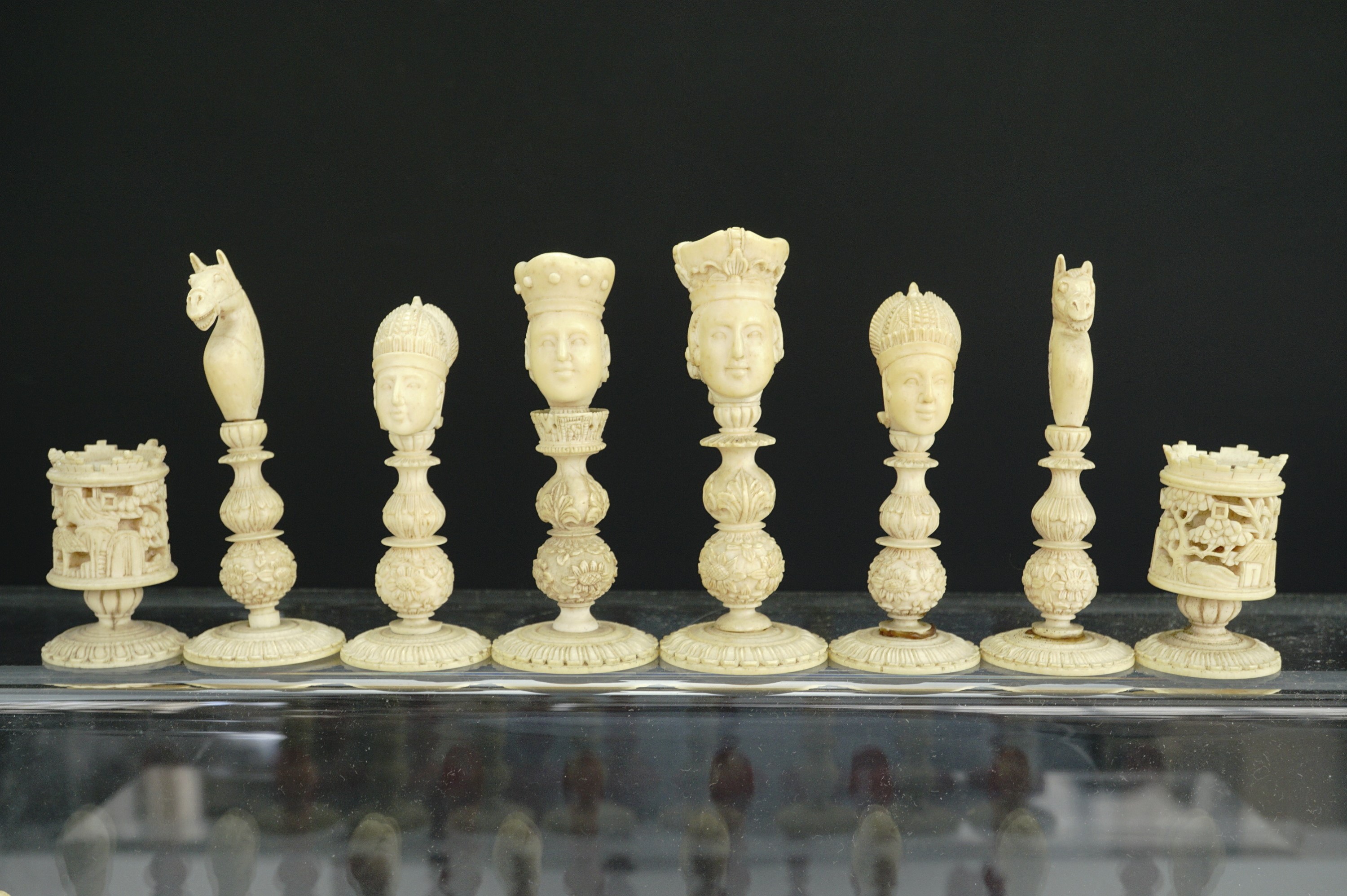 A late 18th / early 19th Century Chinese / Canton export ivory chess set, likely Macau, Kings - Image 2 of 7