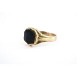 A Victorian 18 ct gold signet ring, having a vacant shield shaped bloodstone matrix, W/X, 7.1 g
