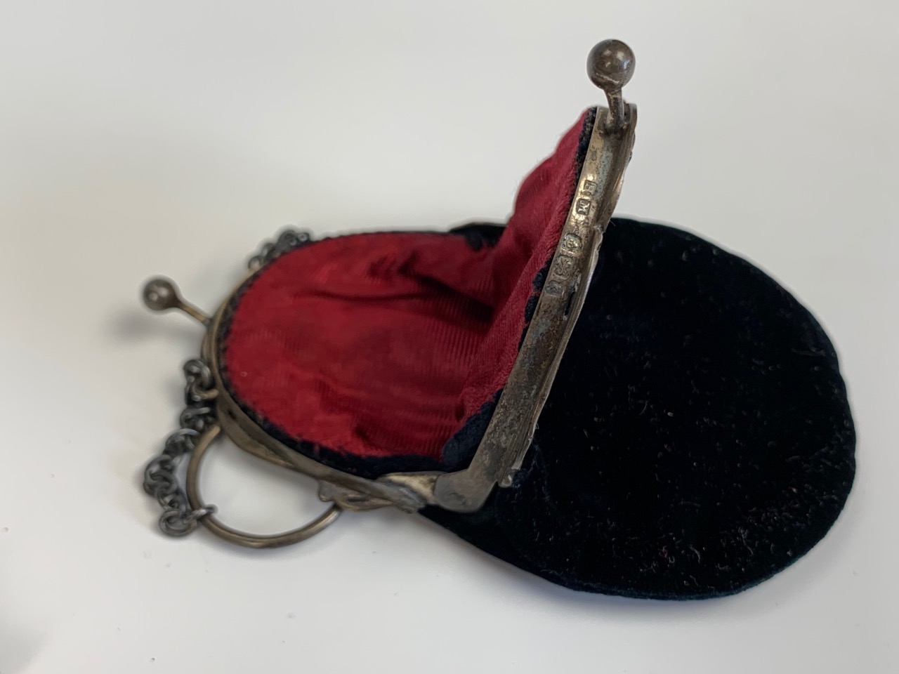 A late Victorian silver mounted black velvet ring purse, Birmingham, 1900, bag 10 cm (to clasp), and - Image 4 of 4