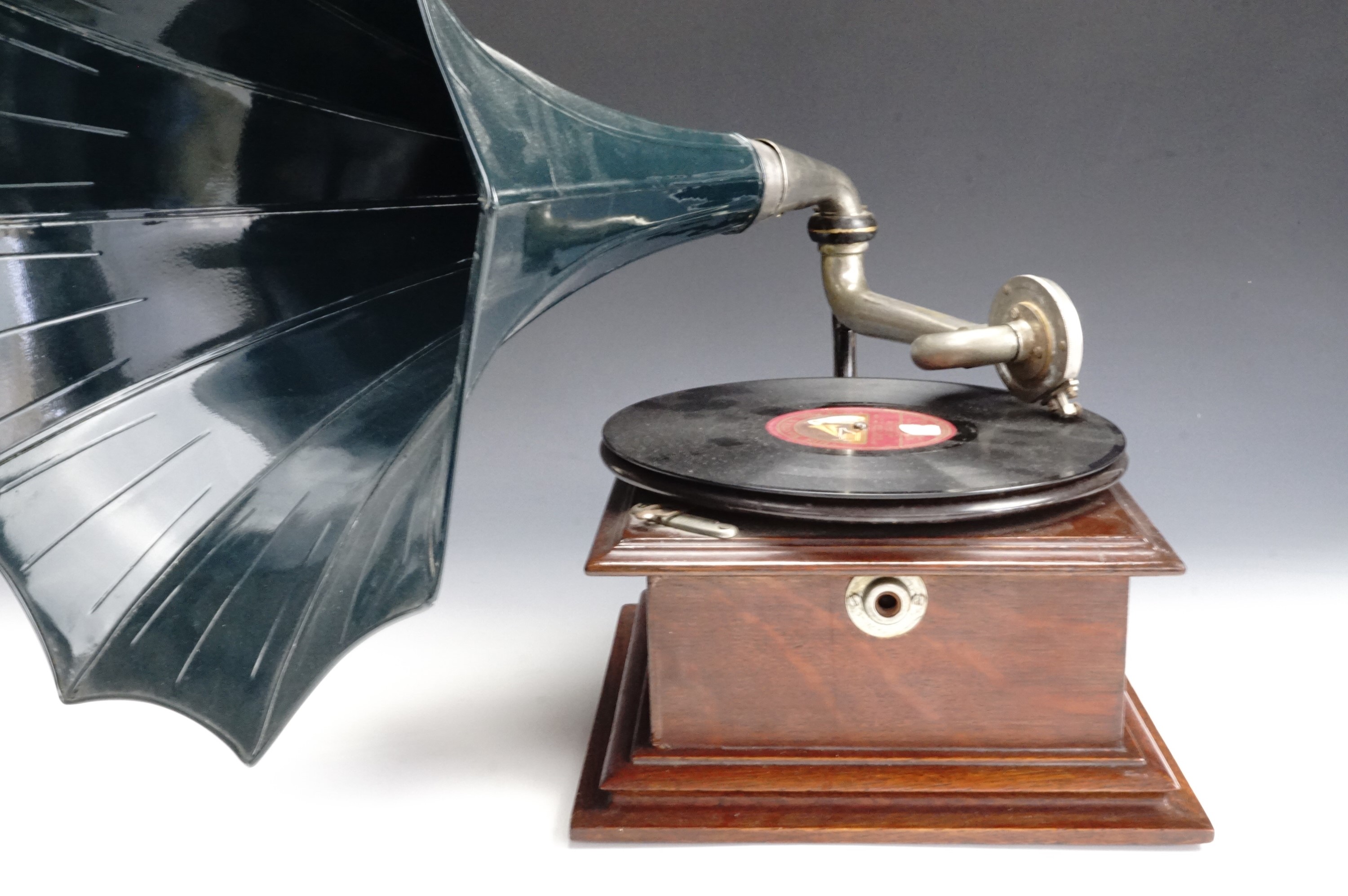 An early 20th Century table top gramophone with Garrard No. 20 motor, "Crescendo" Junior sound - Image 5 of 6