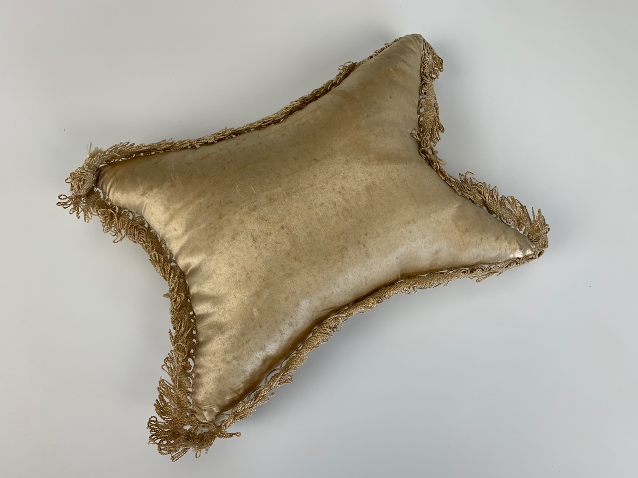 A George III Scottish layette silk pin cushion from Culloden House, decorated with pins in depiction - Image 6 of 6