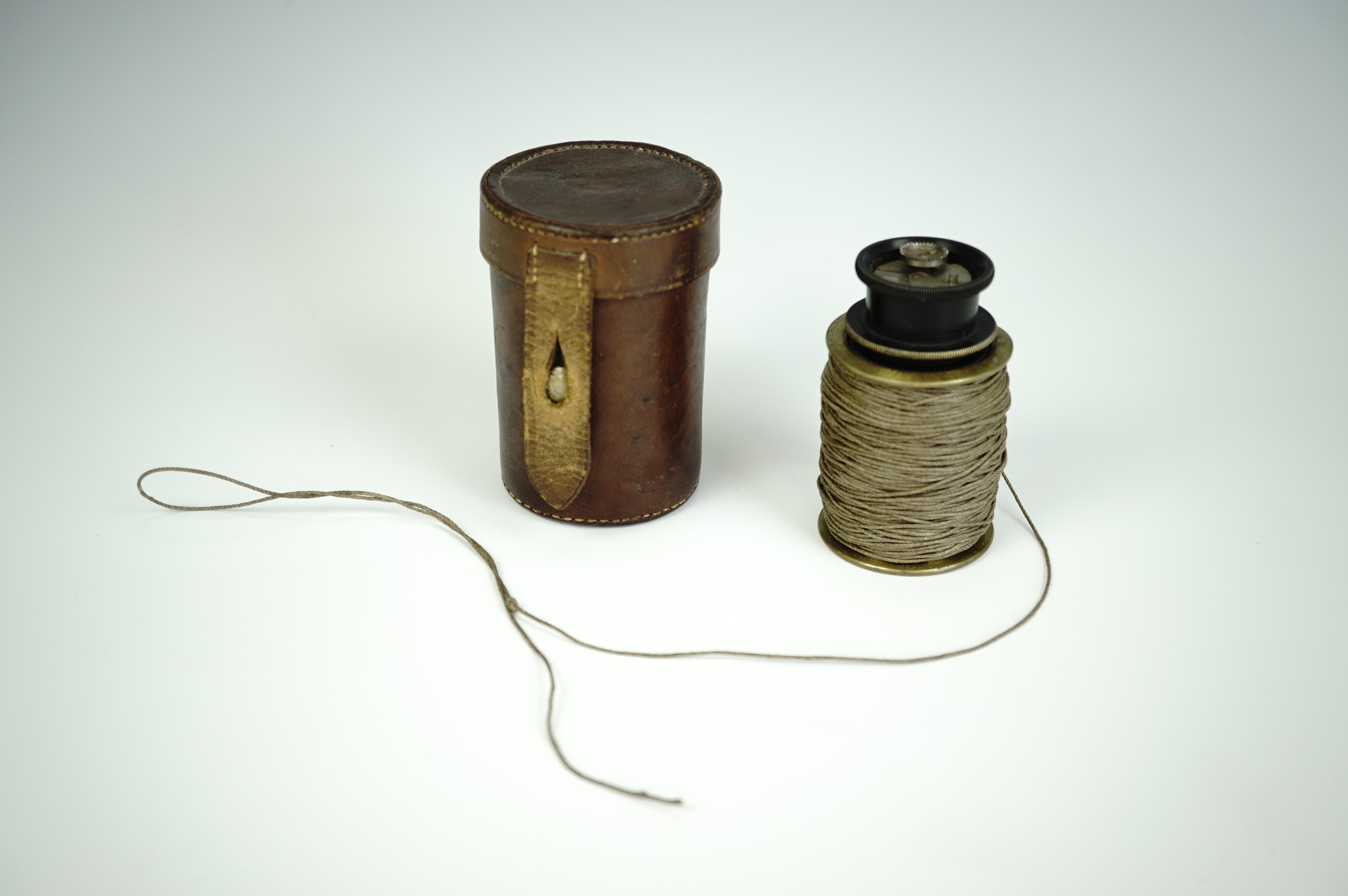 A late 19th / early 20th Century Labbez Telemeter pocket rangefinder, case 8.5 cm long