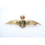 An enamelled 9 ct gold RAF sweetheart brooch modelled as pilots' qualification wings, 4 cm, 3.2 g