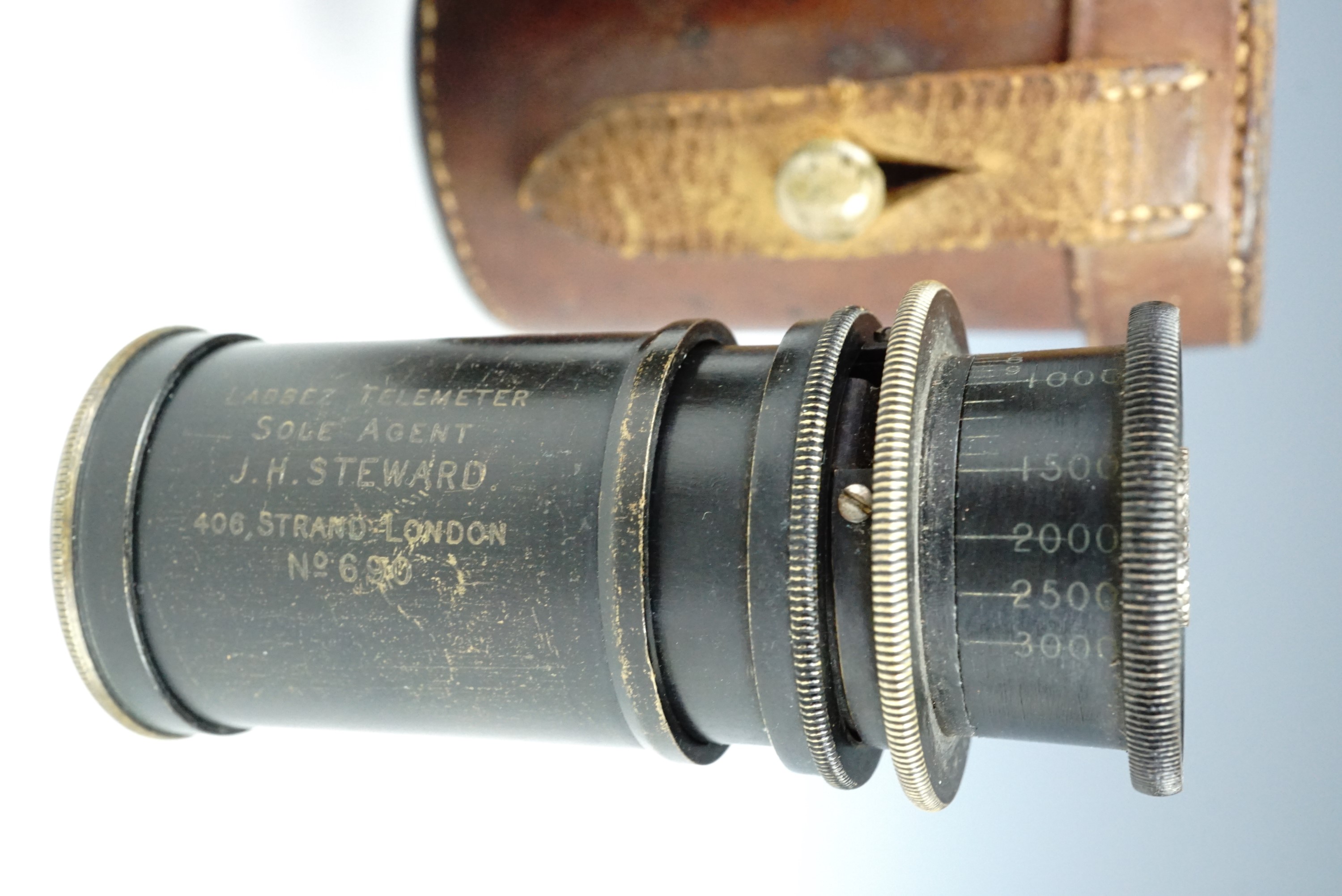 A late 19th / early 20th Century Labbez Telemeter pocket rangefinder, case 8.5 cm long - Image 2 of 2