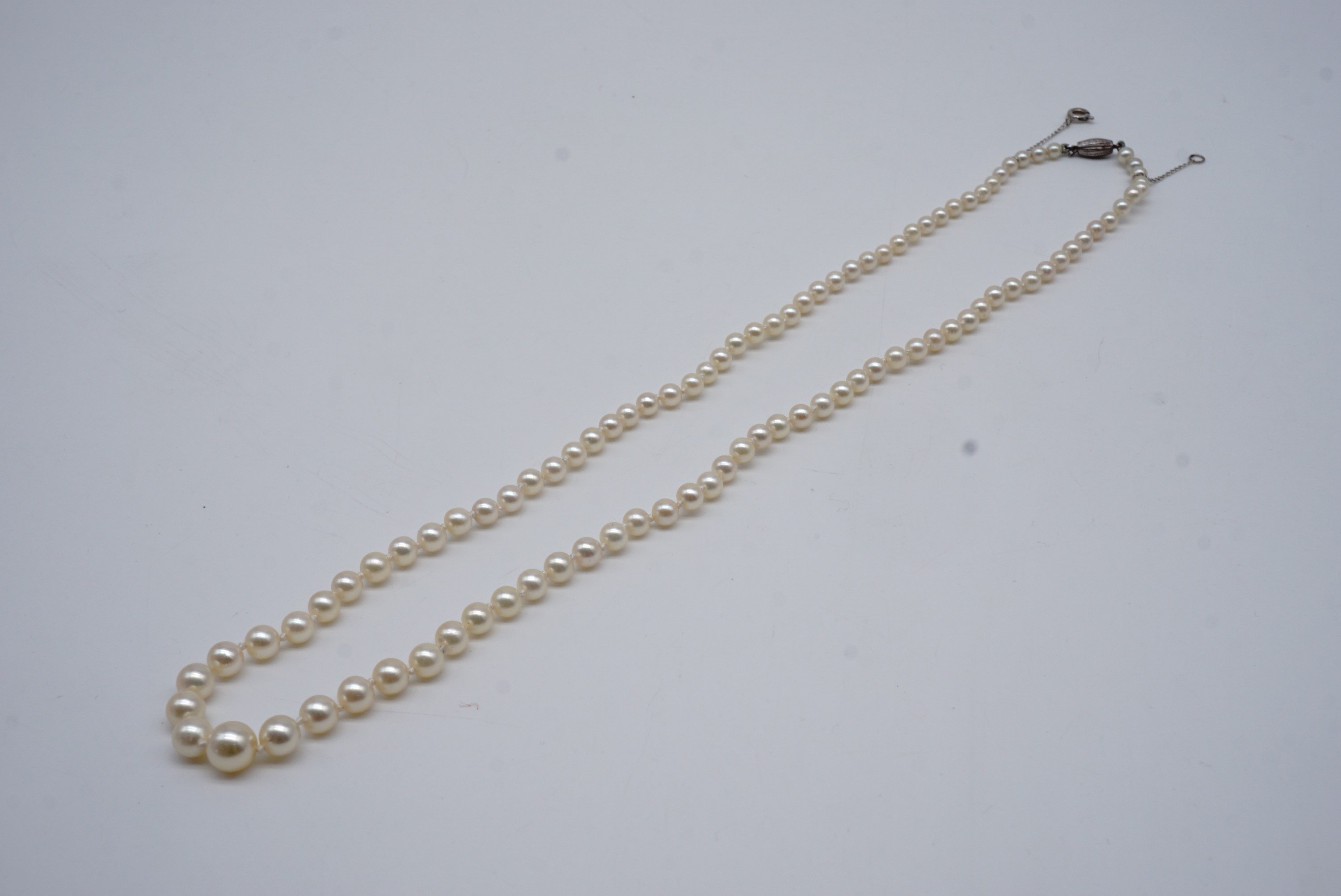 A single strand necklace of graded pearls, largest 7 mm, 49 cm - Image 3 of 3