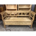 A contemporary pine box settle, 160 cm x 46 cm x 90 cm