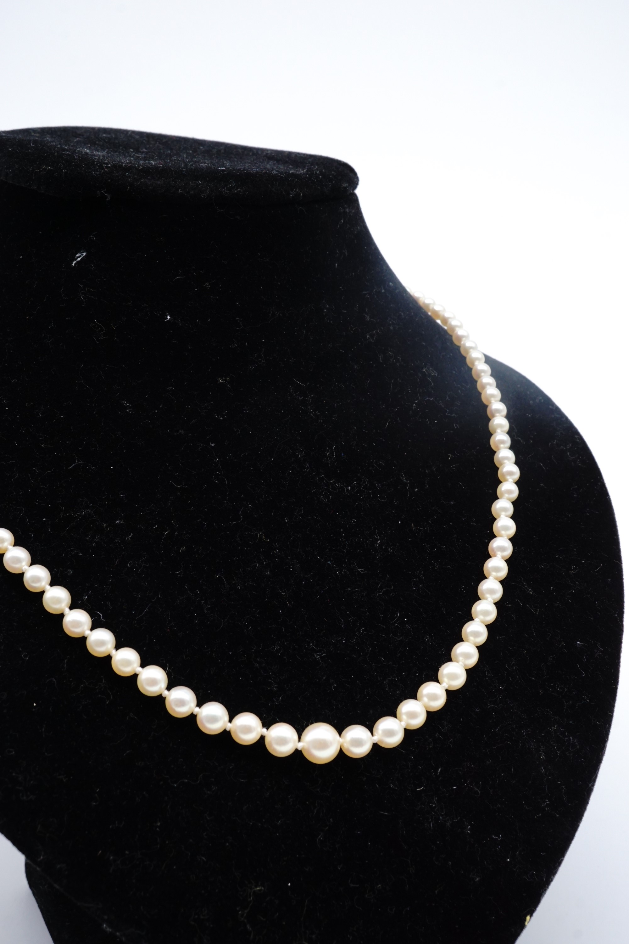 A single strand necklace of graded pearls, largest 7 mm, 49 cm