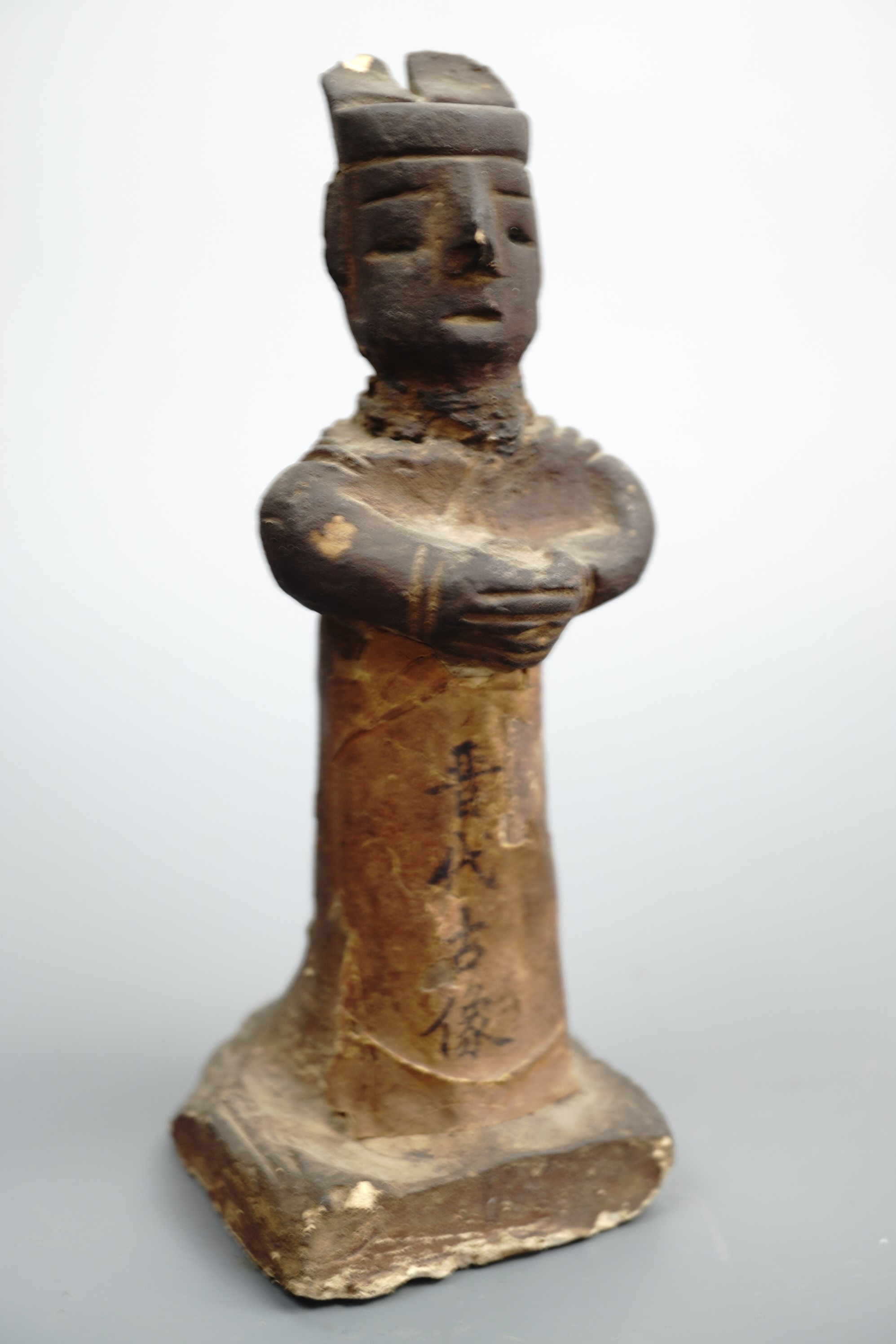 A Chinese terracotta tomb attendant figure, bearing a paper label, possibly Jin Dynasty, 16 cm - Image 7 of 7