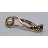 A pearl and 9 ct gold scroll bar brooch, 43 mm, 3.5 g