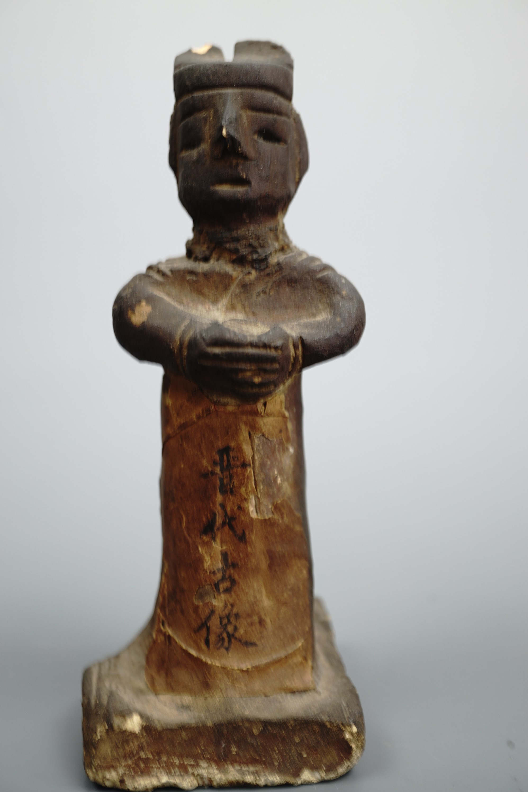 A Chinese terracotta tomb attendant figure, bearing a paper label, possibly Jin Dynasty, 16 cm