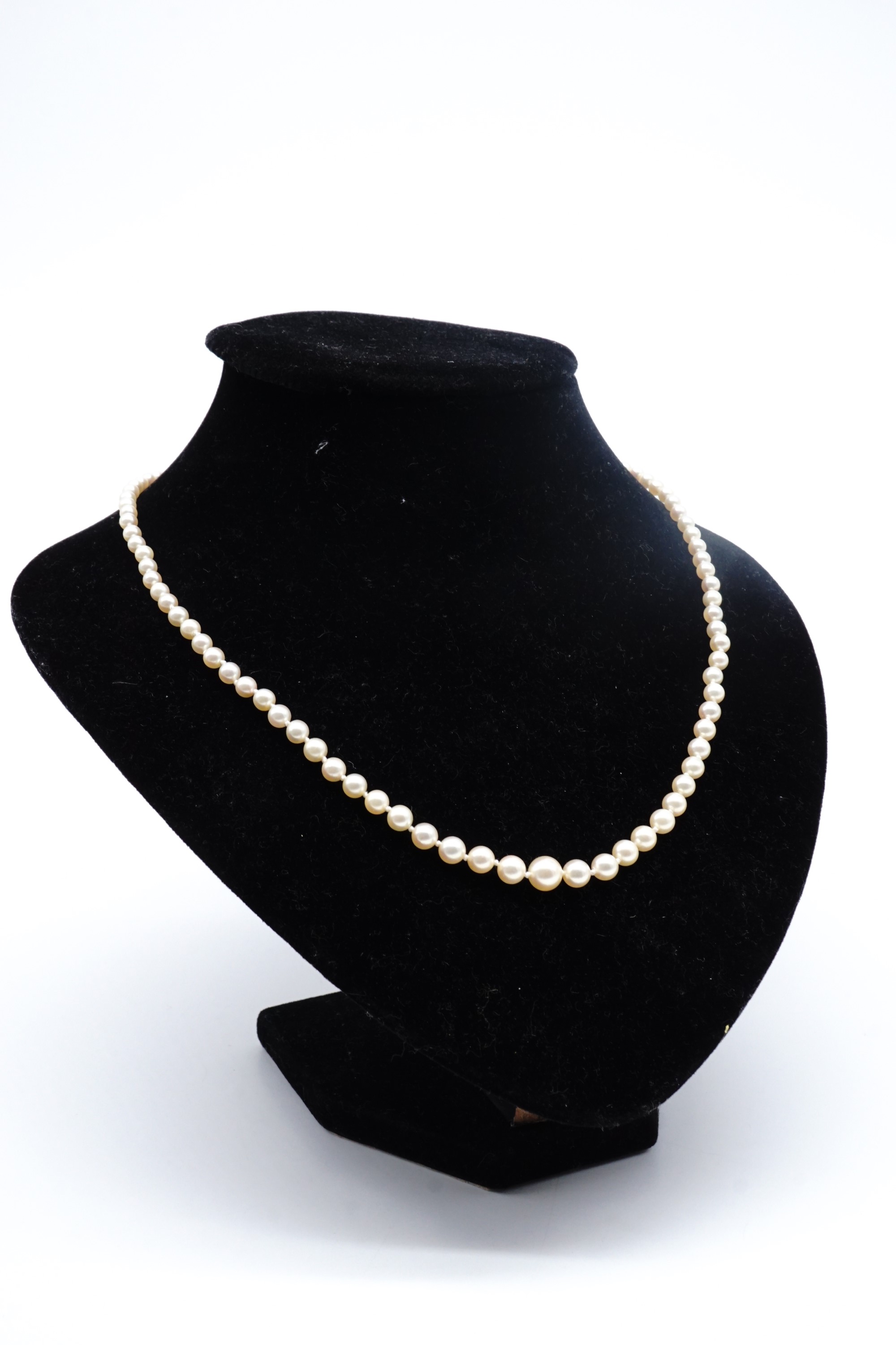 A single strand necklace of graded pearls, largest 7 mm, 49 cm - Image 2 of 3