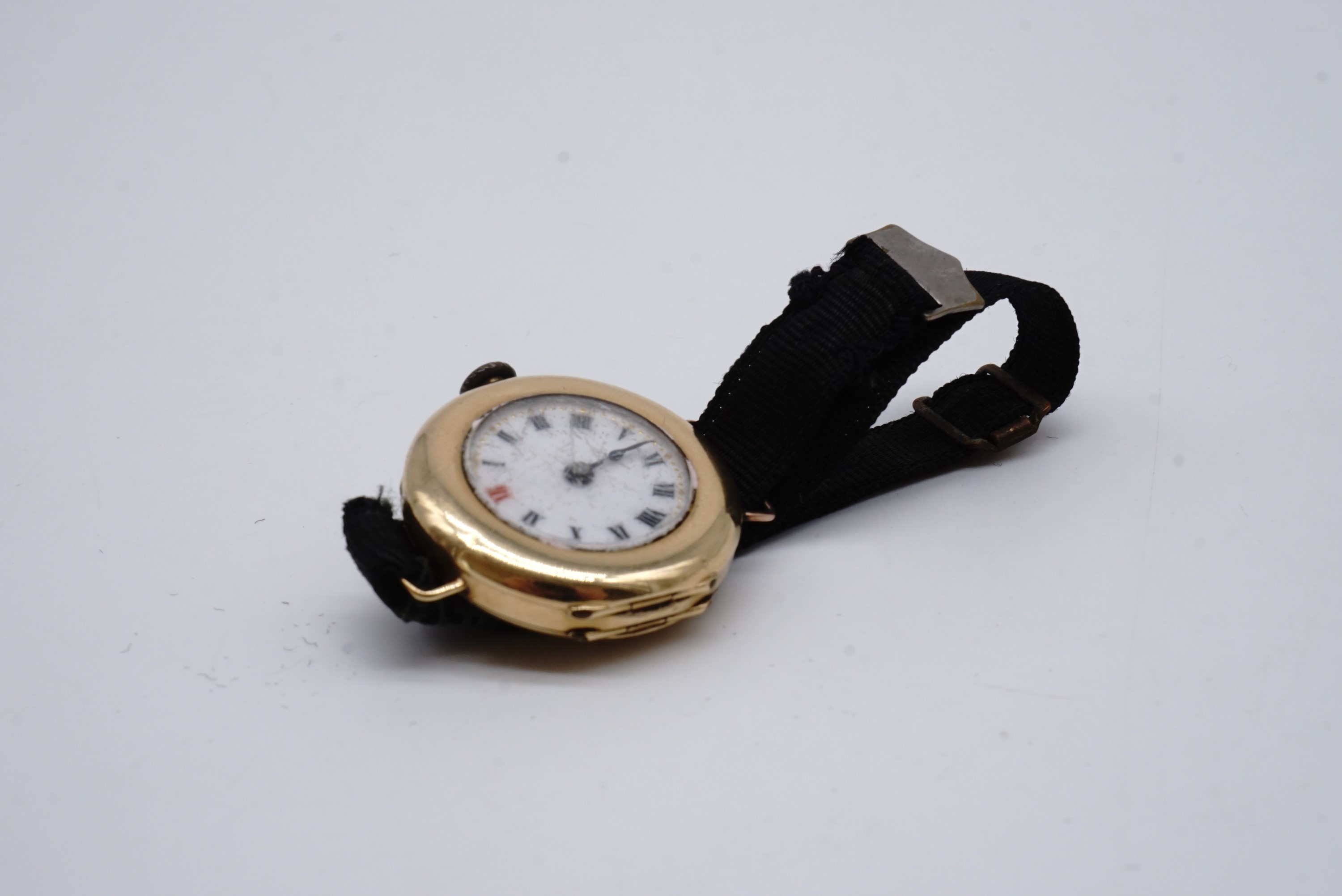 An early 20th Century lady's 18 ct gold wristlet watch, having a pin-set movement and circular