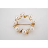 A pearl-set 9 ct gold annular brooch, pearls 5 mm, 3 cm diameter, 3.6 g
