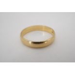 An 18 ct yellow metal wedding band, S, 4.0 g