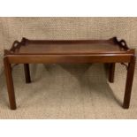 A George III influenced mahogany coffee table with lift-off tray top, 96 cm x 53 cm x 51 cm