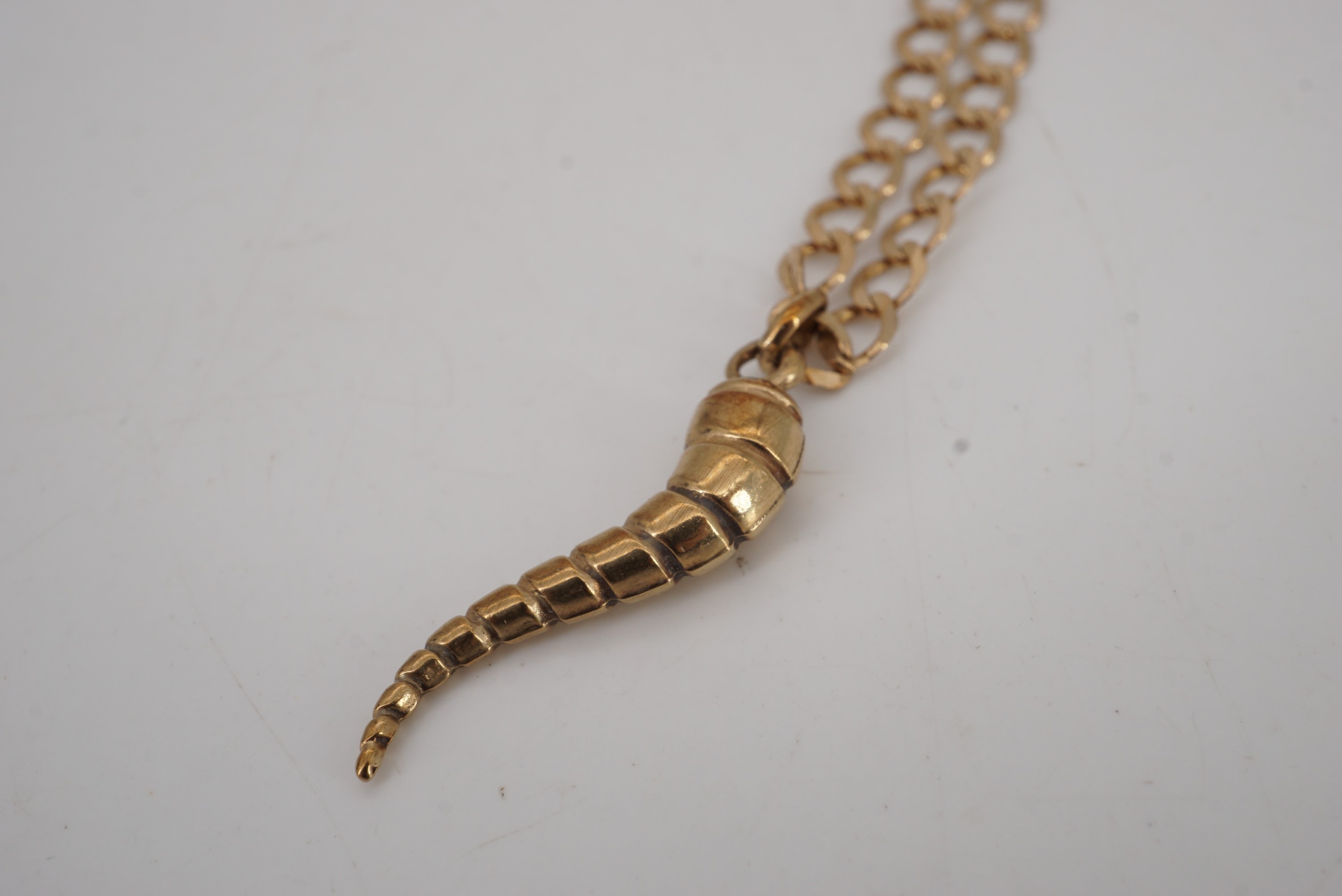 A 9 ct gold faceted curb link neck chain with yellow metal "horn of plenty" pendant, 52 cm, 4.9 g - Image 2 of 3