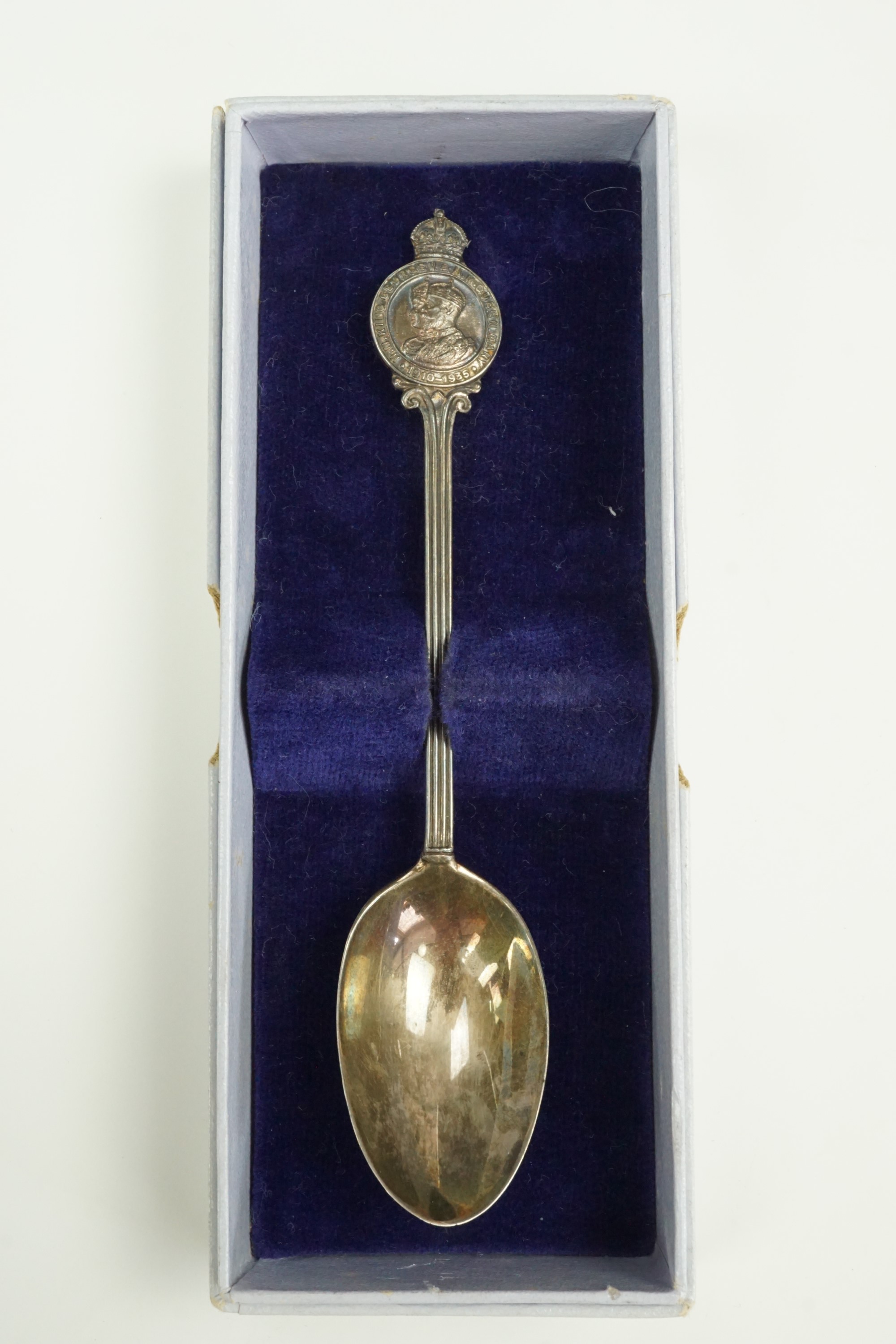 A 1925 Silver Jubilee commemorative tea spoon together with five Georgian silver fiddle pattern - Image 4 of 5