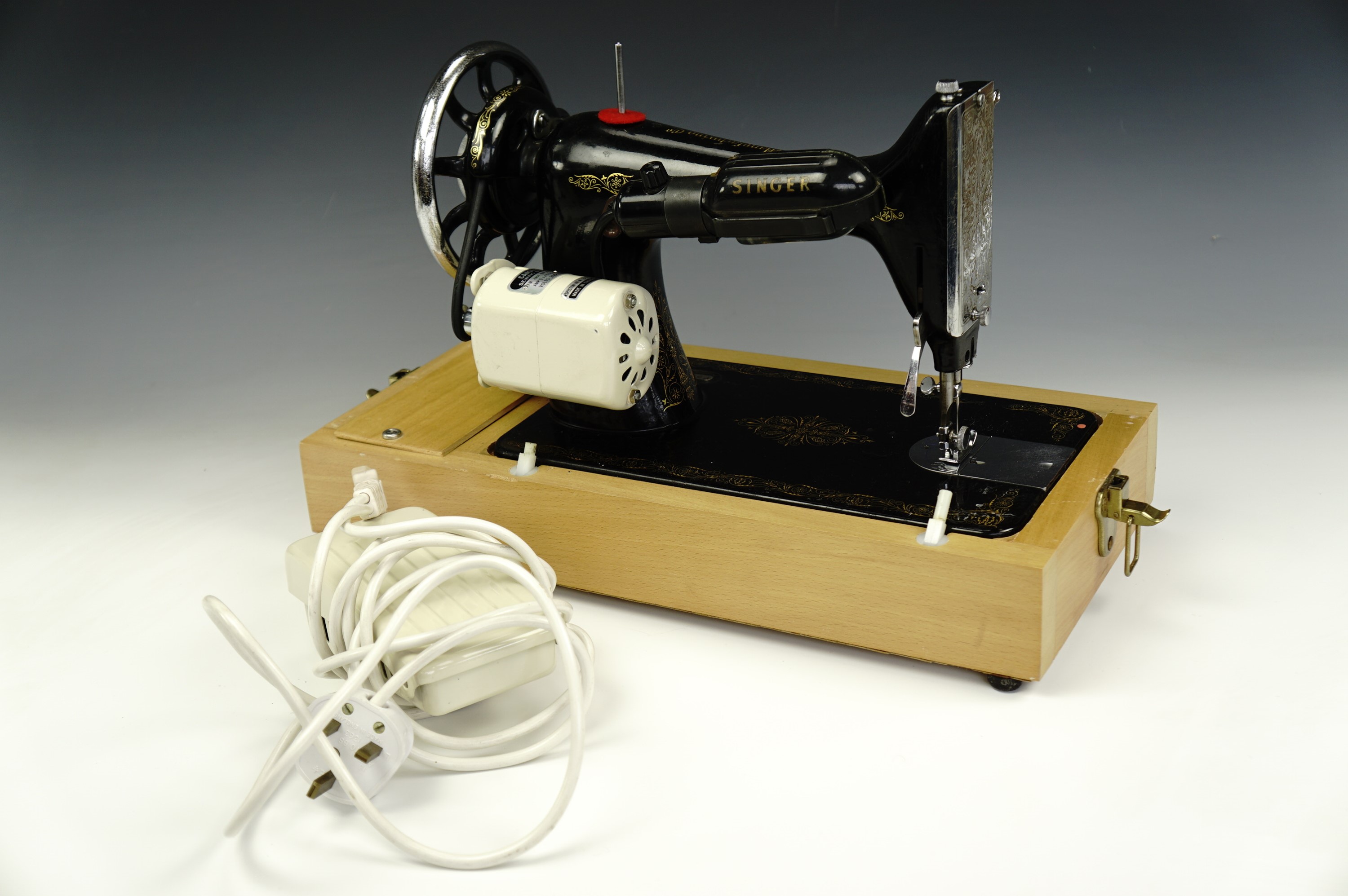 A Singer electric sewing machine Y9641799