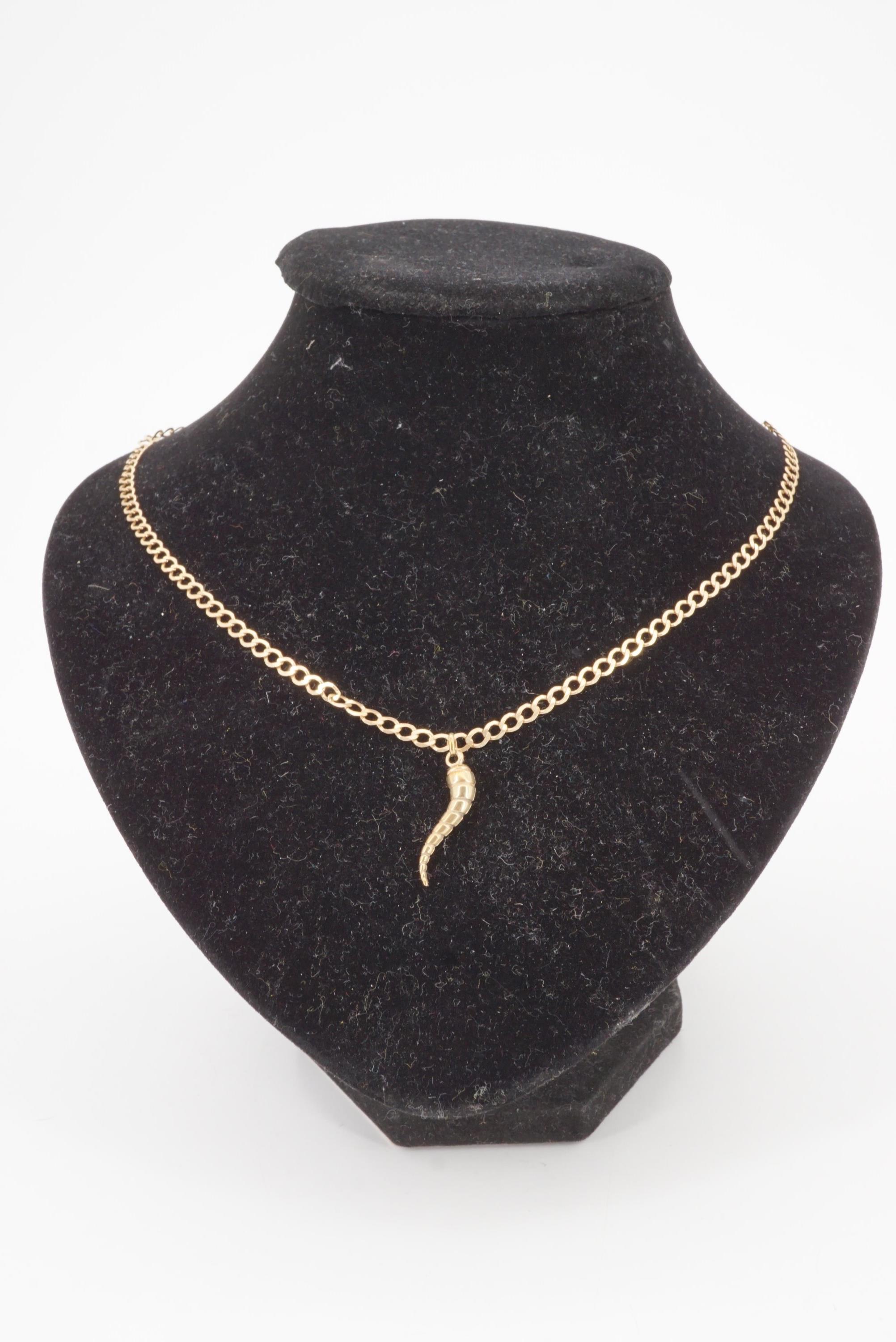 A 9 ct gold faceted curb link neck chain with yellow metal "horn of plenty" pendant, 52 cm, 4.9 g