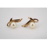 9 ct gold mounted pearl earrings, each in the stylized form of a berry and leaf, pearls, 7 mm, 4 g