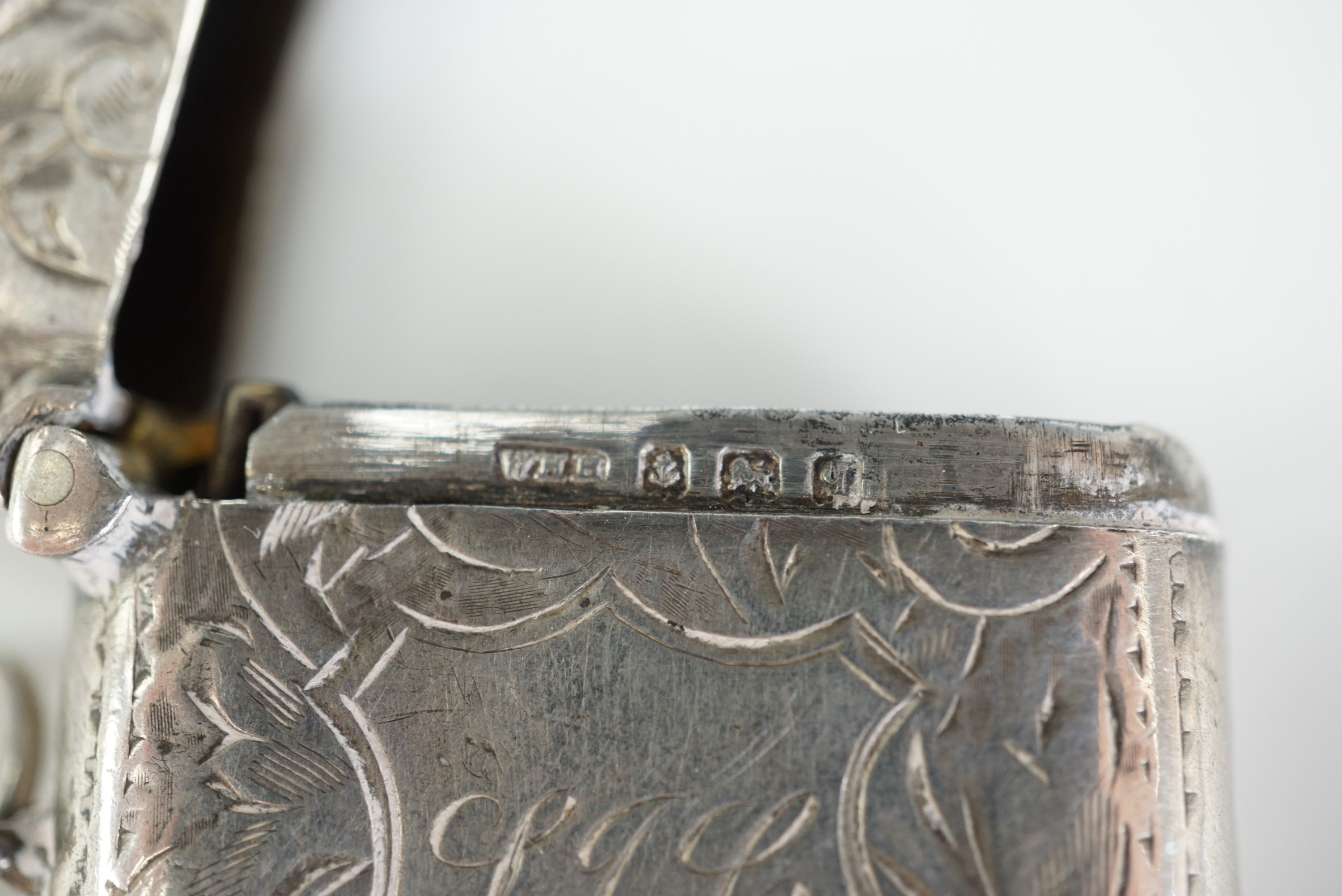 A George V silver Vesta case, contoured cushion shaped and foliate scroll engraved - Image 3 of 4