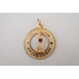 A 1960s bride's maid's 14 K yellow metal pendant, 19 mm, 1.3 g