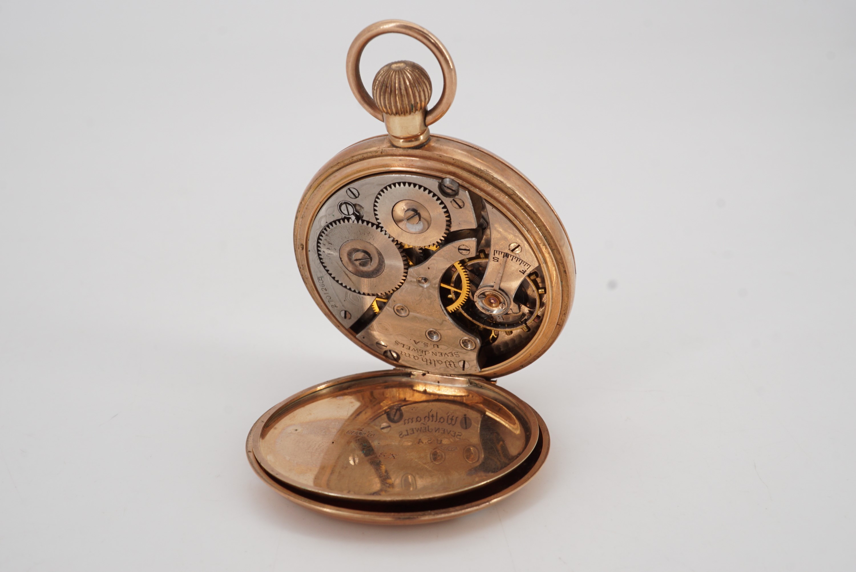 An early 20th Century Waltham 9 ct gold cased pocket watch, 48 mm excluding stem, 78 g, (running) - Image 2 of 4