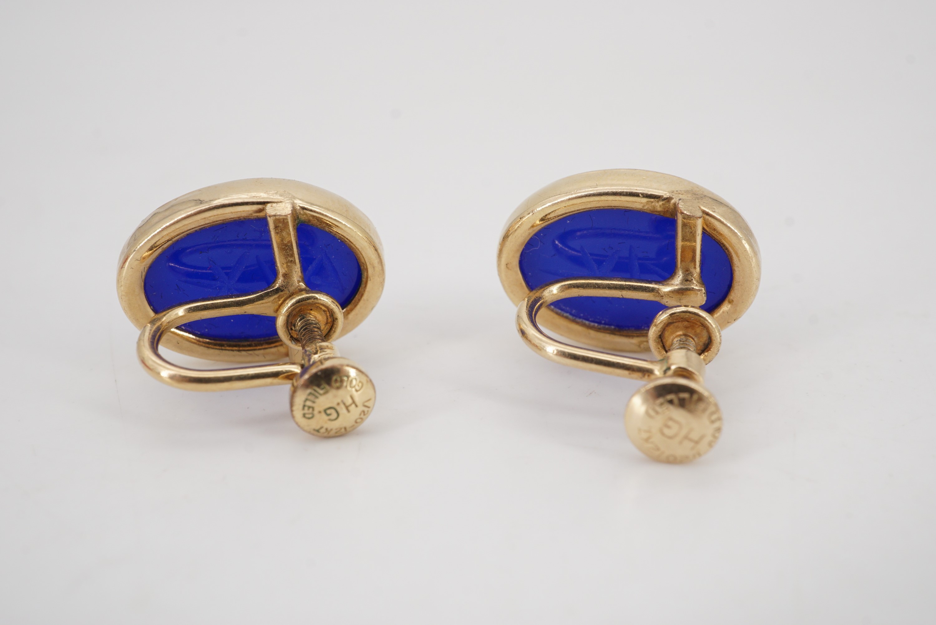 A pair of vintage Egyptianate engraved blue glass scarab screw-back earrings - Image 3 of 4