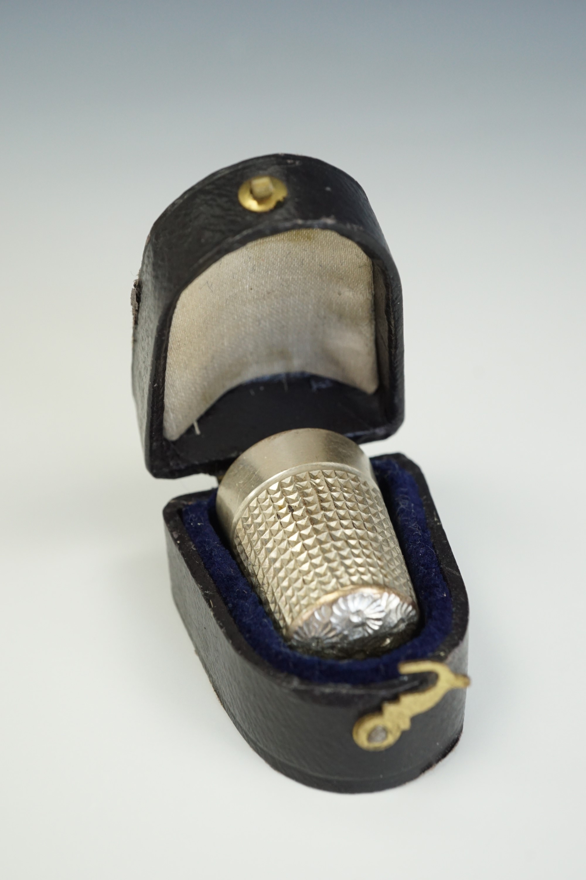 A cased Edwardian silver thimble, James Fenton & Co, Birmingham, 1907