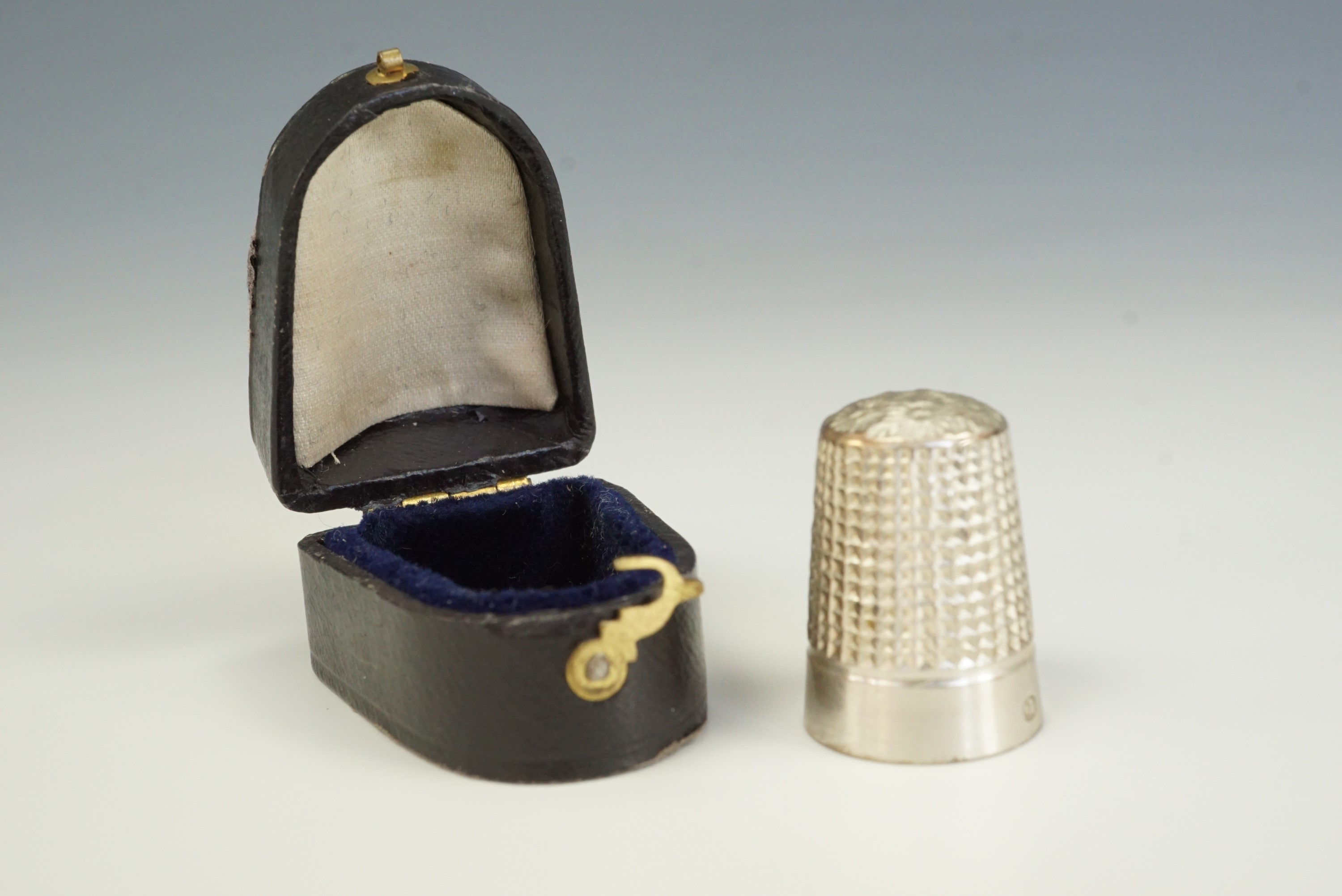 A cased Edwardian silver thimble, James Fenton & Co, Birmingham, 1907 - Image 2 of 3