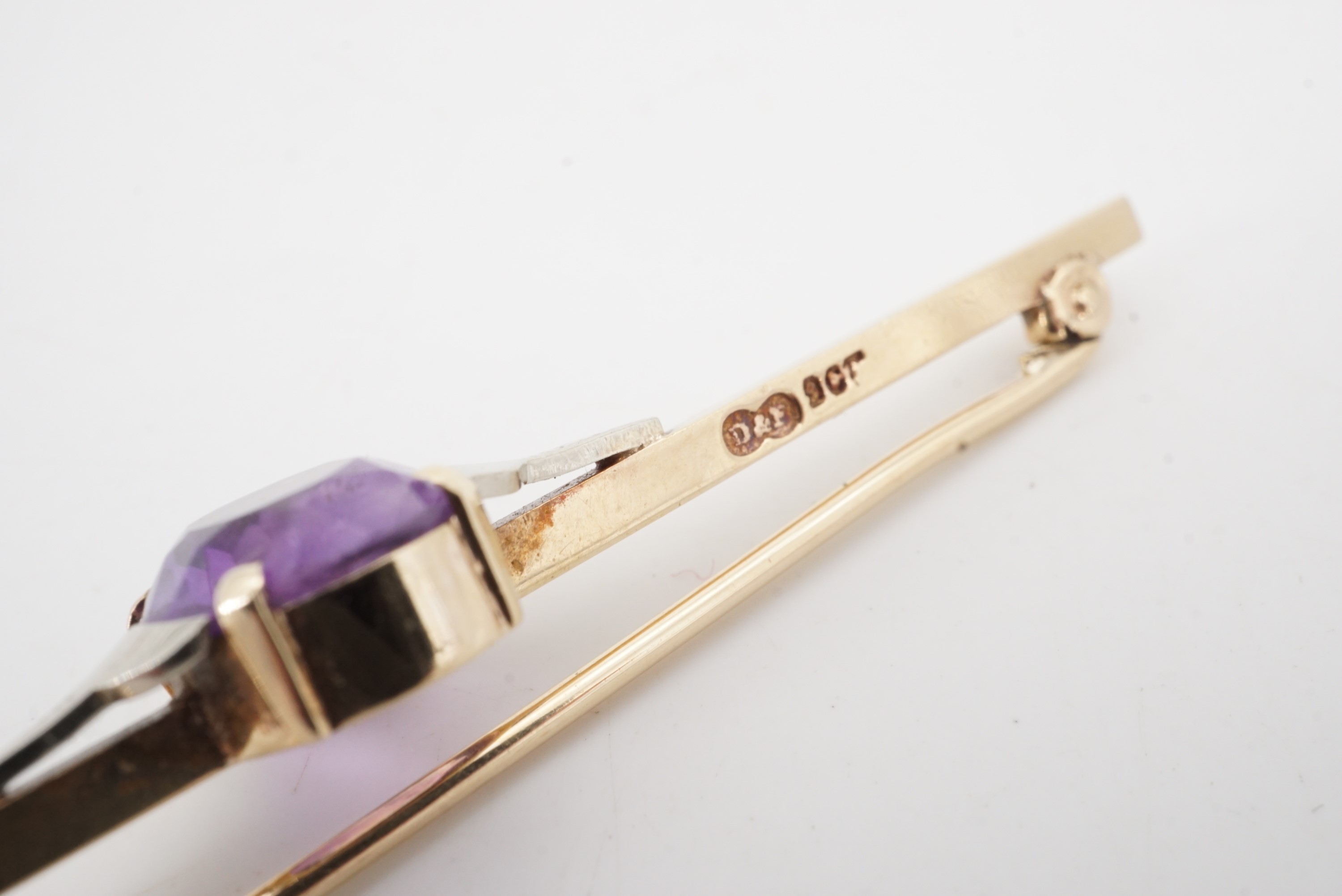 An amethyst and 9 ct gold bar brooch, circa 1930s, stone 11 mm x 8 mm, 6 cm, 3.8 g - Image 3 of 3