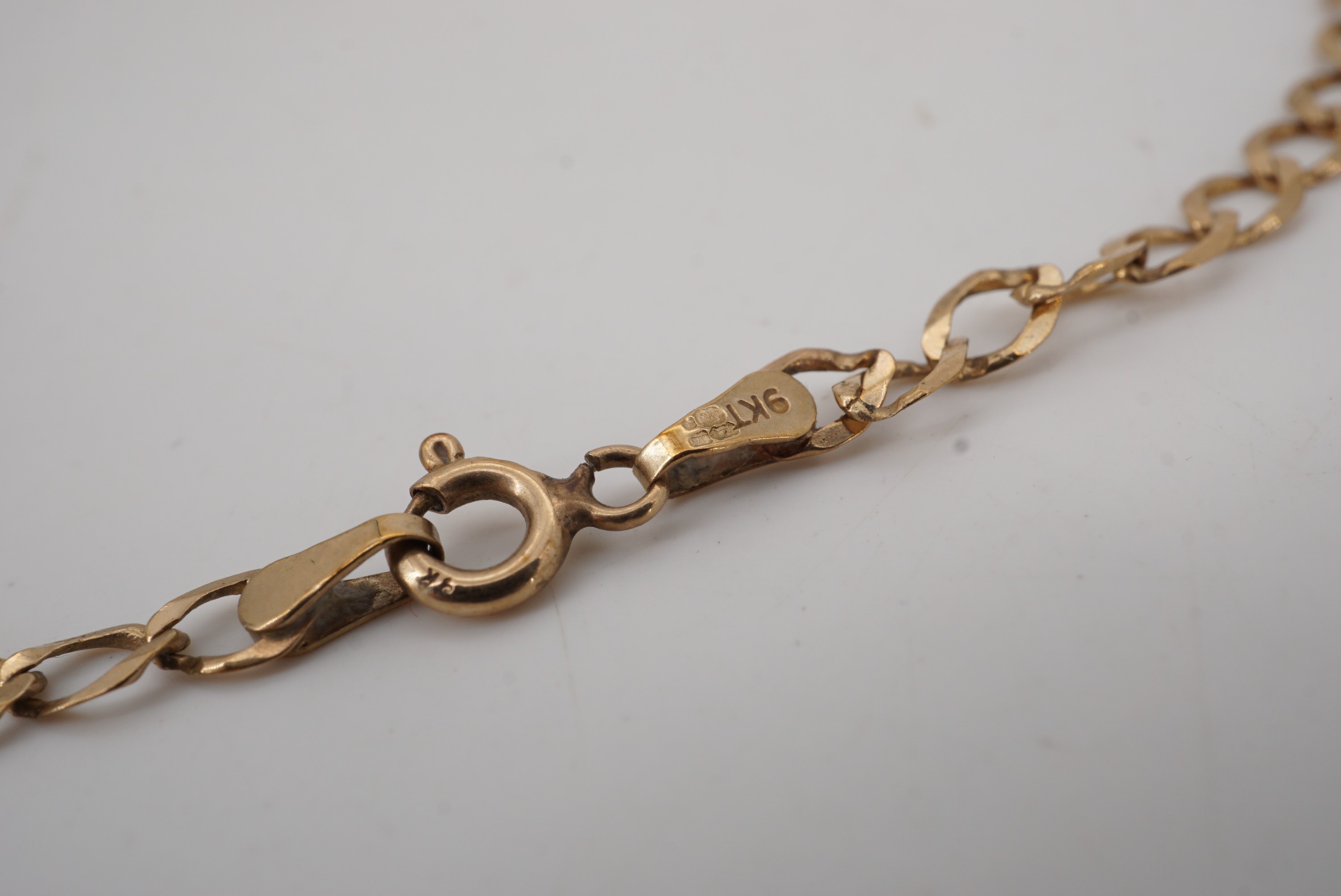 A 9 ct gold faceted curb link neck chain with yellow metal "horn of plenty" pendant, 52 cm, 4.9 g - Image 3 of 3
