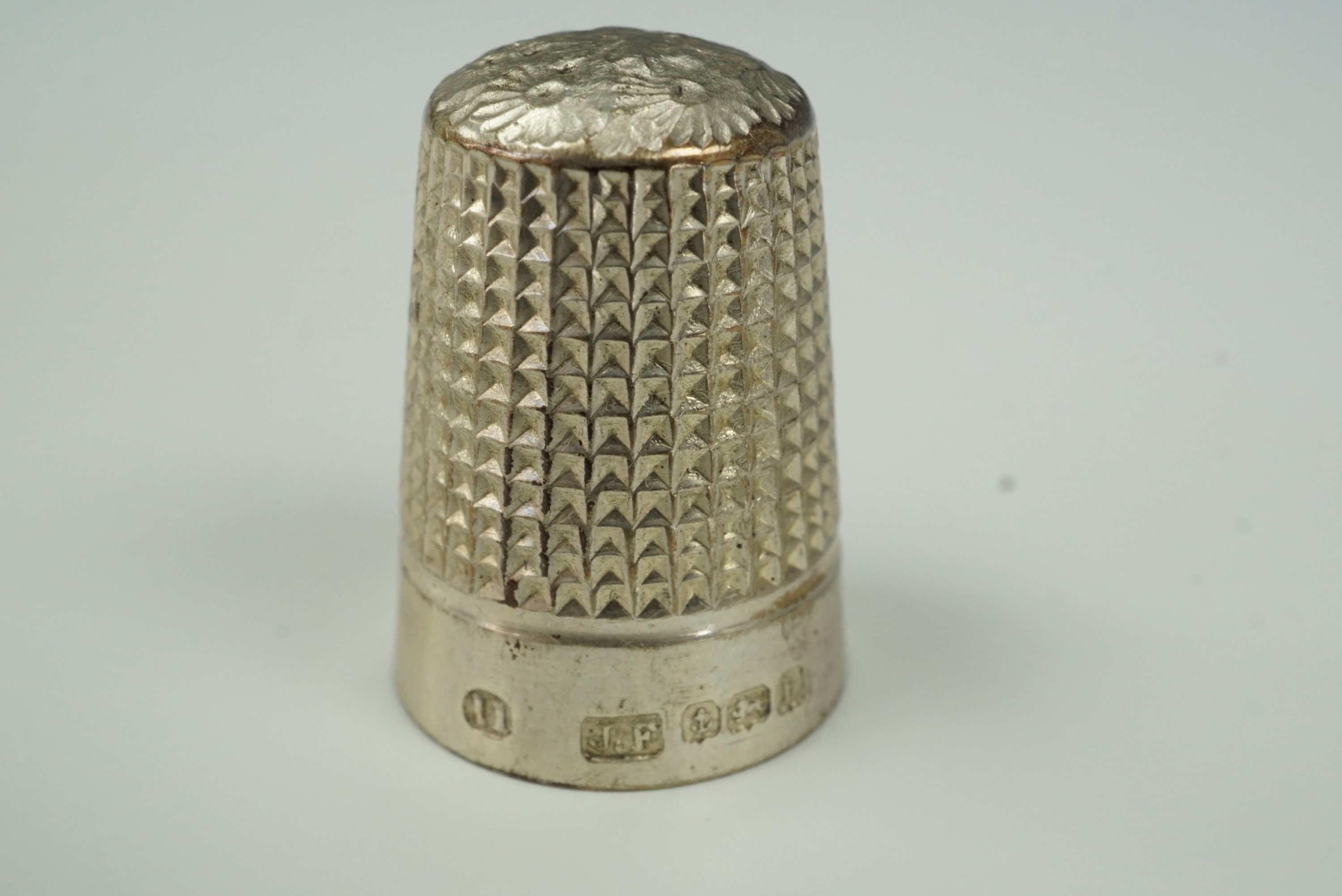 A cased Edwardian silver thimble, James Fenton & Co, Birmingham, 1907 - Image 3 of 3