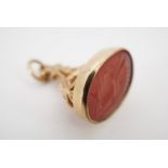 A 9 ct gold and carnelian fob seal, late 20th Century, 6 g, 2.5 cm