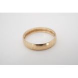 A yellow metal wedding band, Q, 2.1 g