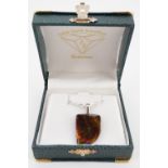 Two items of contemporary Canadian polished ammolite gemstone jewellery, (together with a purchase