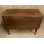 A Victorian mahogany Pembroke table, 113 cm x 90 cm x 68 cm