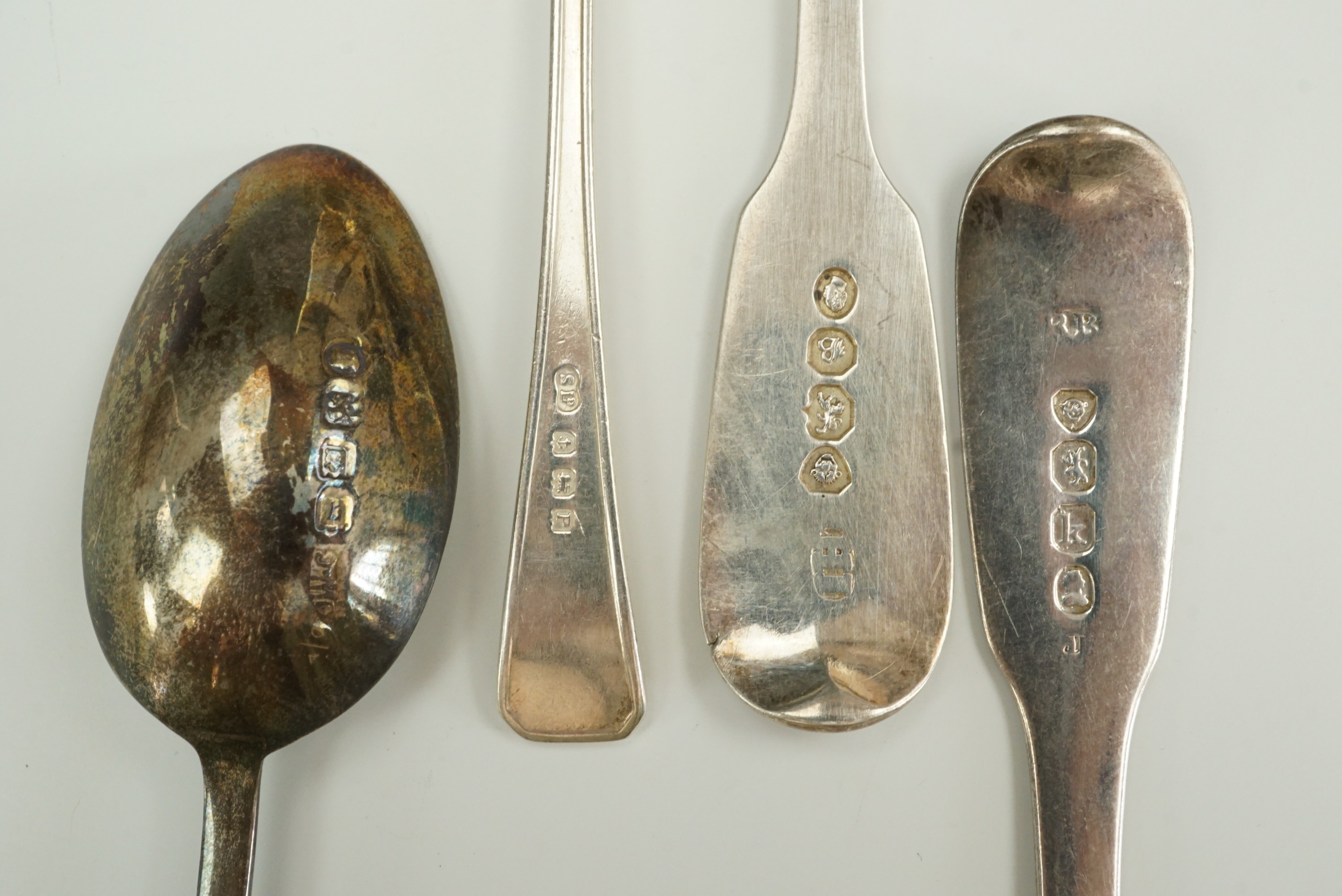 A 1925 Silver Jubilee commemorative tea spoon together with five Georgian silver fiddle pattern - Image 5 of 5