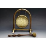 A Victorian brass table dinner gong, 23 x 26 cm