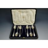 A cased set of George V silver Hanoverian pattern coffee spoons with sugar tongs, 96 g silver