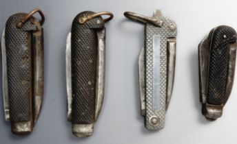 Two 1938 British army clasp / jack knives, a 1940 dated example and a Royal Navy clasp knife