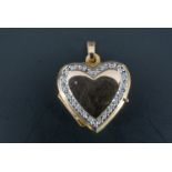 A contemporary 9 ct gold heart-shaped pendant locket, 20 mm, 2.1 g
