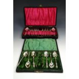 Cased set of twelve Edwardian silver plated teaspoons, complete with two jam spoons, in a satin
