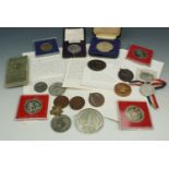 A quantity of royal commemorative and other medallions, including an 1851 Crystal Palace medallion