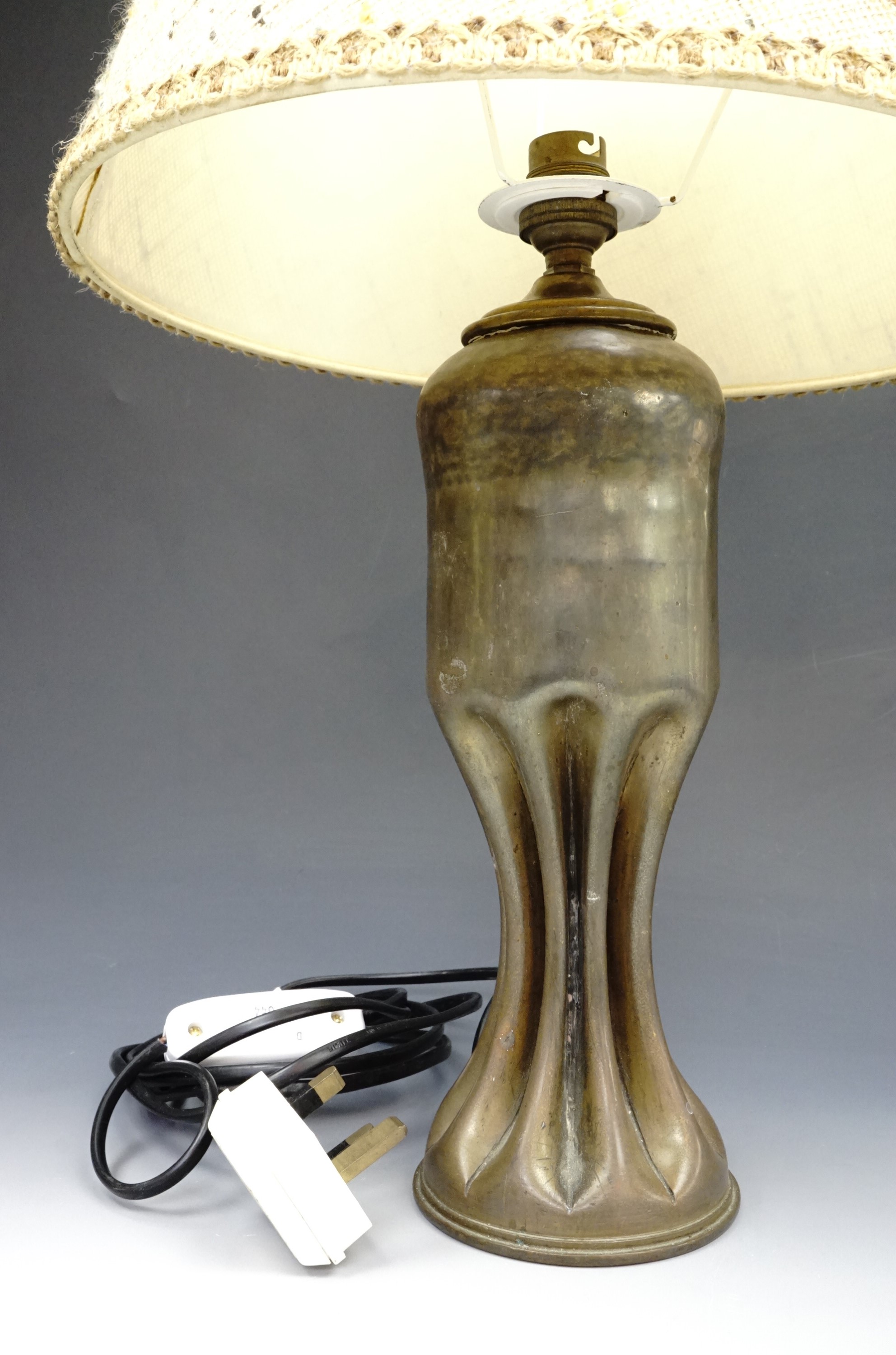 A trench art lamp crafted from a Great War 18-pounder artillery shell, 33 cm - Image 2 of 2