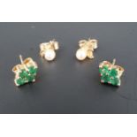Respectively emerald and pearl stud earrings, set on 9 ct gold, 1.8 g