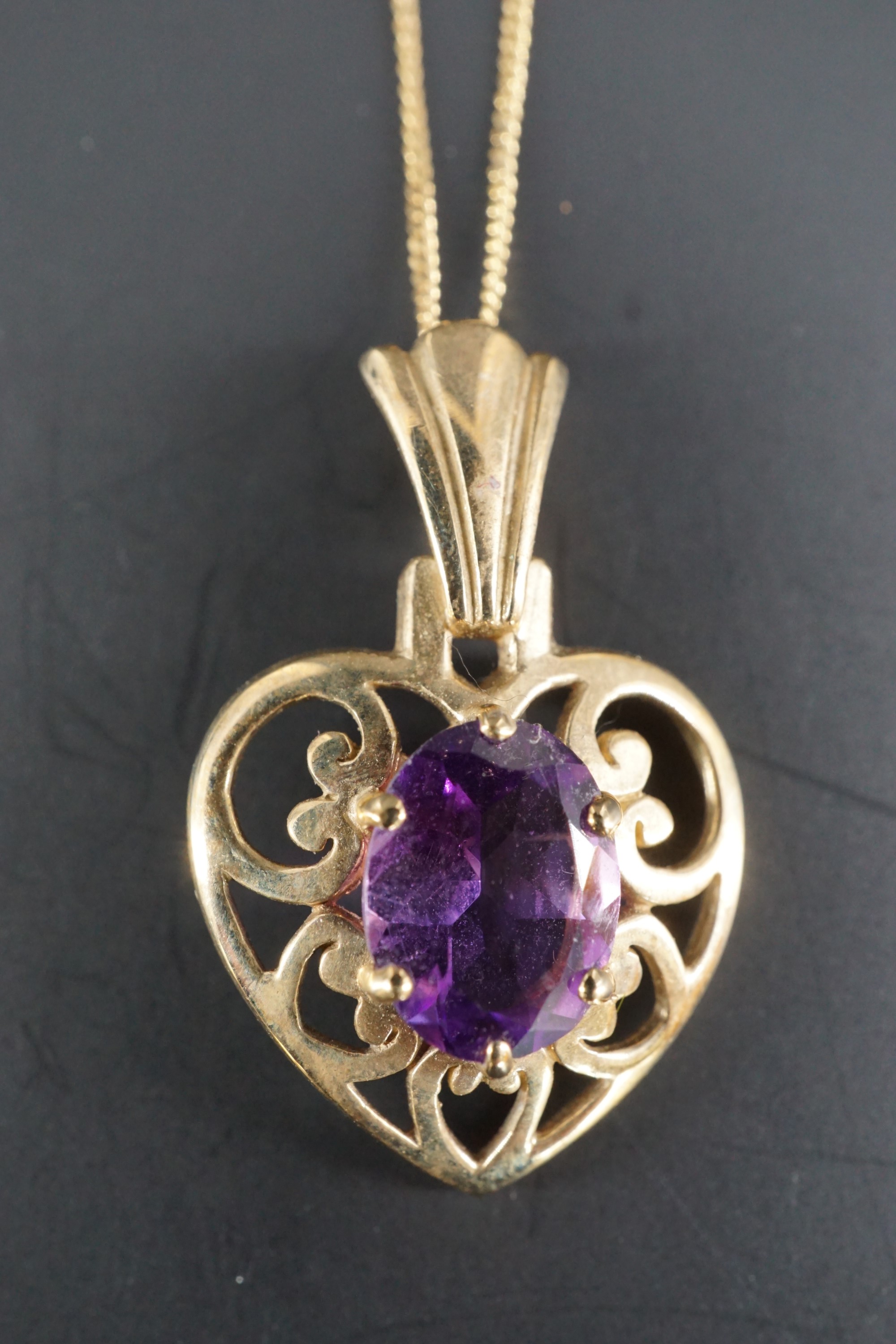 An amethyst and 9 ct gold open heart shaped pendant and fine 9 K neck chain, 22 mm, 2.1 g