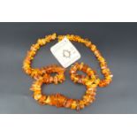 An amber bead necklace, 72 cm