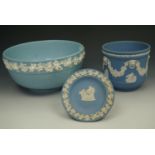 A Wedgwood Queensware bowl, 22.5 cm dia, with a Wedgwood blue Jasper planter and pin dish.